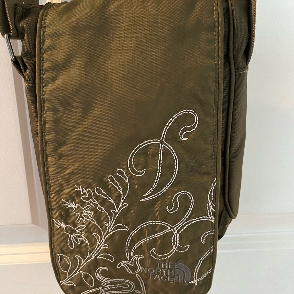 North Face Crossbody bag. In an Olive color 
Pink interior